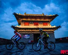 游泳夜战：庐州飞鹰队大胜漠南犀牛队，临门一脚致胜。